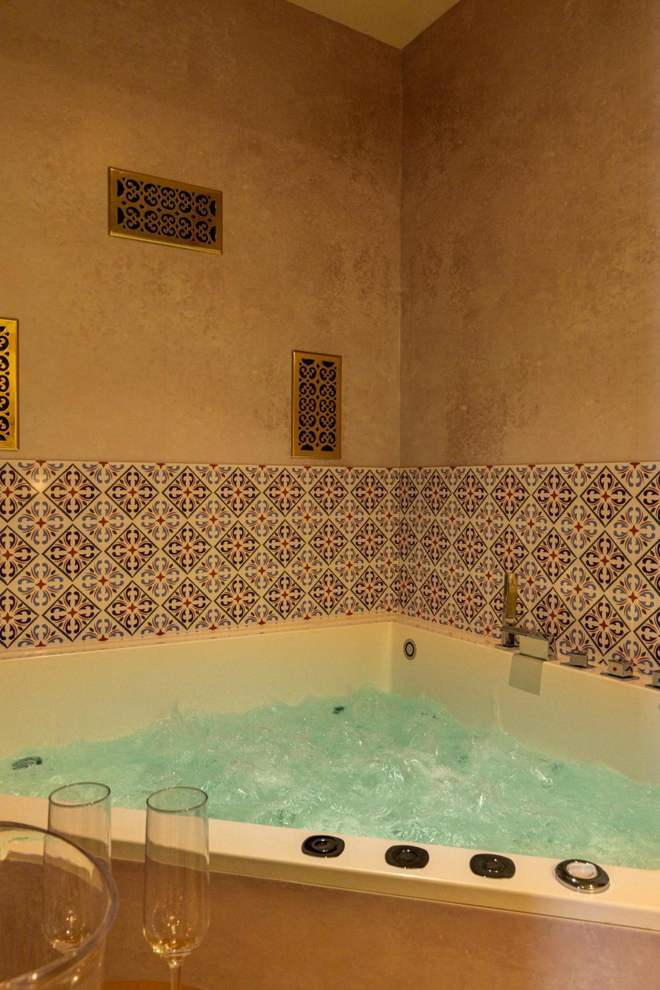 Apartment Cl2 En Pareja Jacuzzi Y Aparcamiento Seville